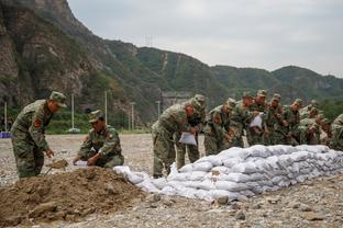 麦卡利斯特本场数据：2射1正，1粒进球，4次抢断，评分7.7